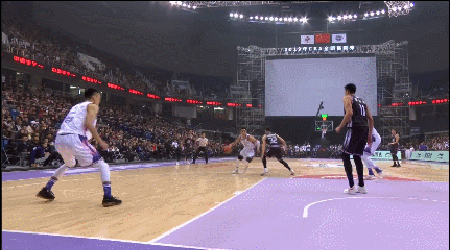 郭艾伦强突篮下强抗2+1