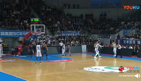 易建联抢断反击一条龙隔扣王哲林