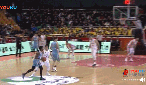 亚当斯传球失误,莫泰抢断一条龙反击