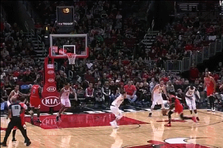 拉文飞身压哨上篮