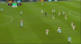 费鸟与京多安在高位组成双后腰，前者的分球视野十分关键