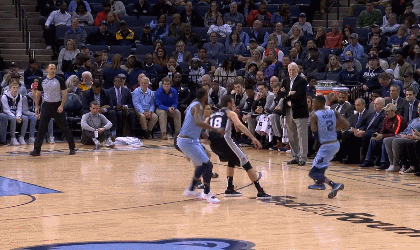 迈尔斯晃倒贝里内利,单打阿德折叠上篮