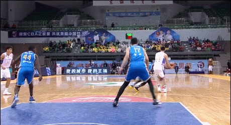 罗切斯特右侧飞袭篮下强攻2+1