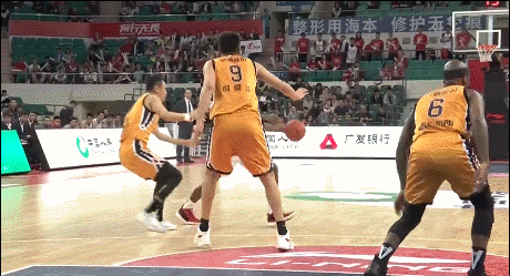 弗格突袭篮下飞身对抗强打2+1
