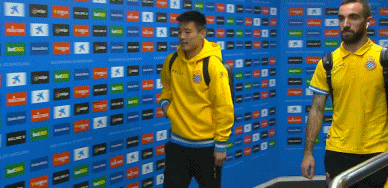 赛前，武磊与队友进场