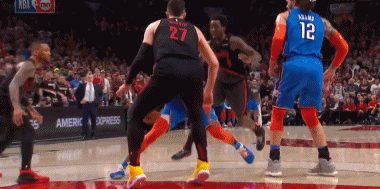 乔治疑似肘击努尔基奇