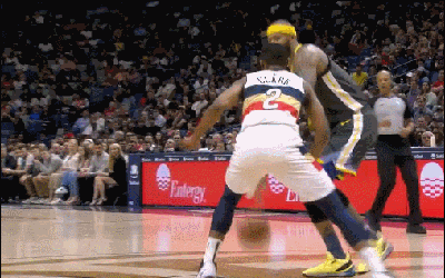 考辛斯冲击篮筐转身单臂重扣二加一