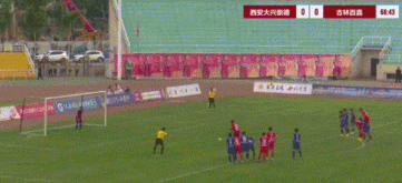 西安队踢点球，百嘉客串的门将几乎没有做出扑救动作