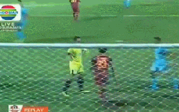 主队门将挑冲突