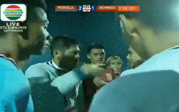 主裁判向主帅进行解释