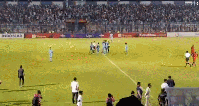 主队队员赛后发泄不满