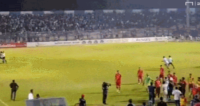 主队球迷开始冲入场内