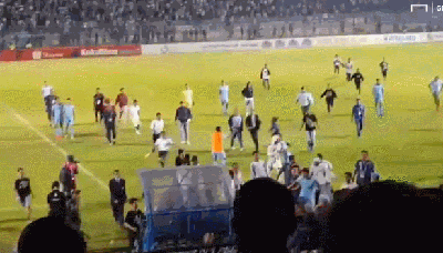 留意左下角球迷抄凳子重击裁判