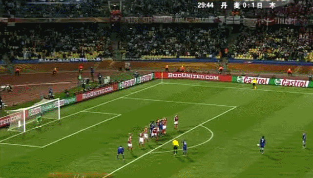 在2010年南非世界杯小组赛3-1战胜丹麦的比赛中，远藤保仁打入一粒无解任意球世界波