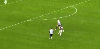 武磊一脚世界波敲开谢周三球门