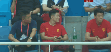 黄紫昌看台摆弄手机