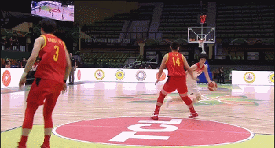 李月汝排球大帽将球扇出界外