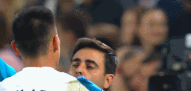 武磊进球后与主帅加列戈相拥