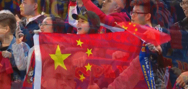 莫斯科当地球迷现场为武磊加油助威