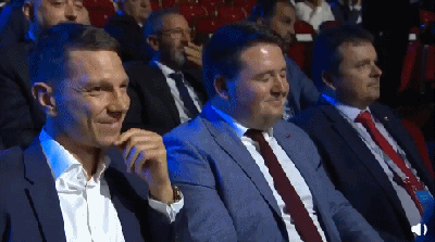 布拉格斯拉维亚高层得知抽到“死亡之组”时的愉悦表情