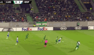 武磊突破被放倒