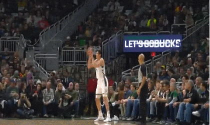 谁人都整3+1 伊利亚索瓦三分被侵犯仍命中