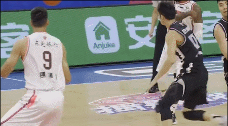 易建联接球顶开防守完成双手暴扣