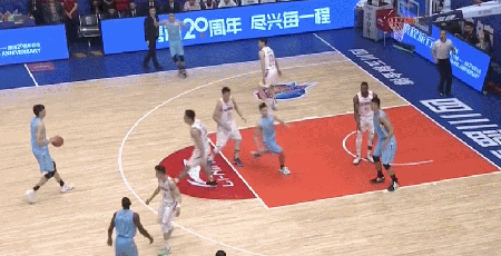 周琦开局手感火热命中超远三分