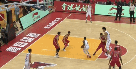 亚当斯1v4招牌式上篮