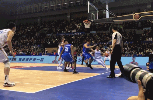 轻伤不下火线！林书豪一节半左膝盖拼到出血