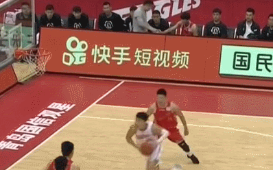 瞿逸突然起飞单臂暴扣