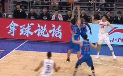 易建联篮下接妙双手暴力炸筐