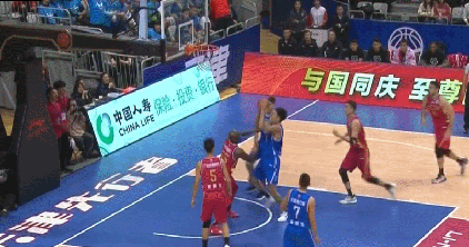 时德帅抢下篮板打成2+1