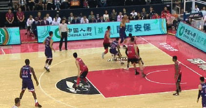 精妙配合步步紧逼 刘丰搏底角三分势不可挡