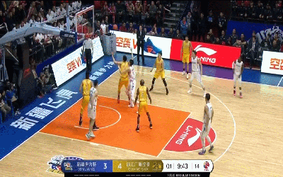 身体优势 周琦脑后摘瓜强力补扣砸进