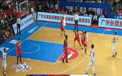 突破还是那么犀利！ 劳森突破顶开防守打成2+1