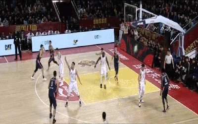 赵睿干拔三分命中，钟诚立即三分回应