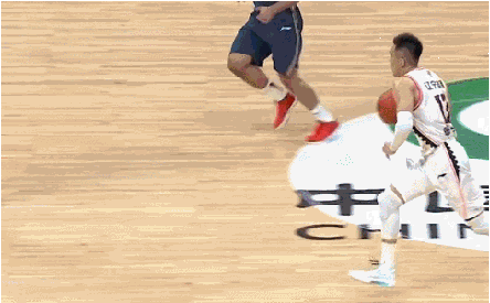 郭艾伦一条龙反击上篮2+1