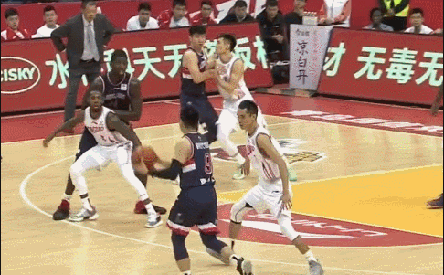 亚当斯抢断骑马射箭抬手上篮