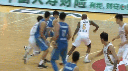 王洪上演后卫版梦幻脚步上篮得手