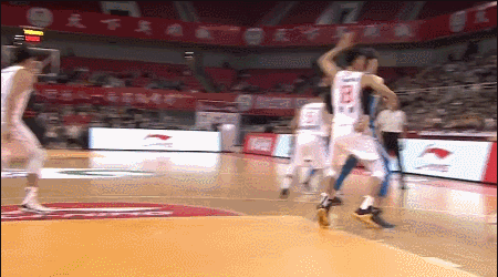 王哲林接球篮下1V2强起上篮打进