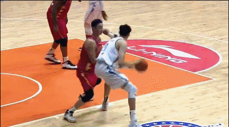 周琦不惧对抗翻身勾手怒打2+1