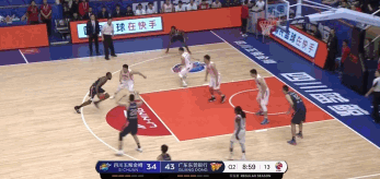 苏伟接到背传上篮得手