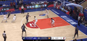 易建联接马尚·布鲁克斯助攻篮下霸气扣篮