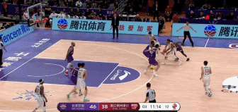 西尔文-兰兹博格三分不进，张大宇篮下补篮！