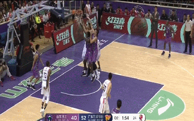 山东队连抢前场篮板 小鲨鱼起飞双手暴扣