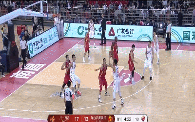 假传真突！ 刘航初杀入篮下打成2+1