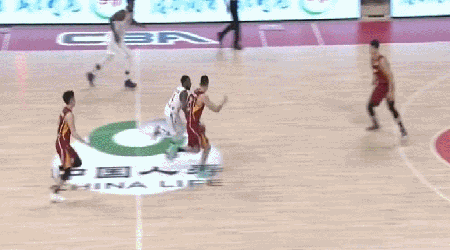 亚当斯快攻一条龙1V3上篮如入无人之境