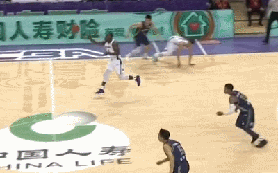 同曦来不及退防陶汉林双手暴扣