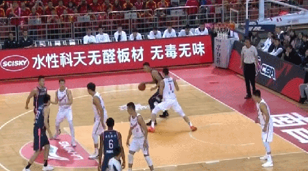 易建联低位背身单打勾手美如画